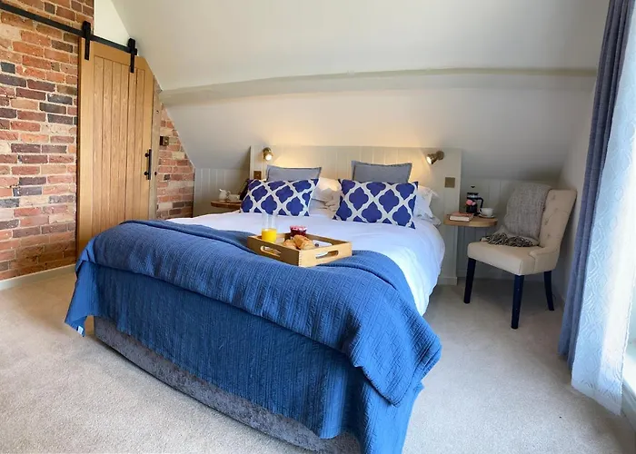 Beautiful 3 Bed Cottage In Lymington. Perfectly Located For Coast And New Forest
