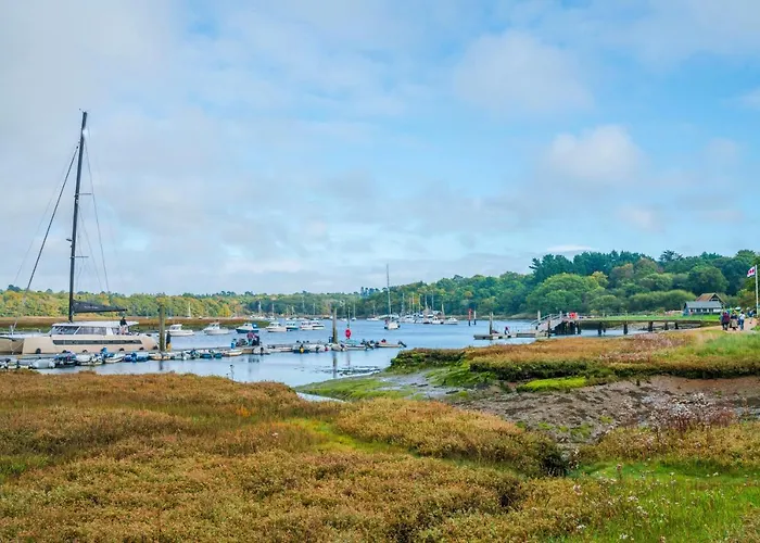 Beautiful 3 Bed Cottage In Lymington. Perfectly Located For Coast And New Forest